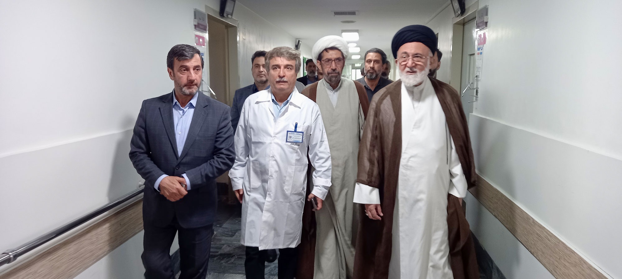عیادت تولیت آستان حضرت عبدالعظیم الحسنی(ع) و فرماندار ویژه شهرستان ری از مصدومین حمله رژیم صهیونیستی در بیمارستان شهدای هفتم تیر