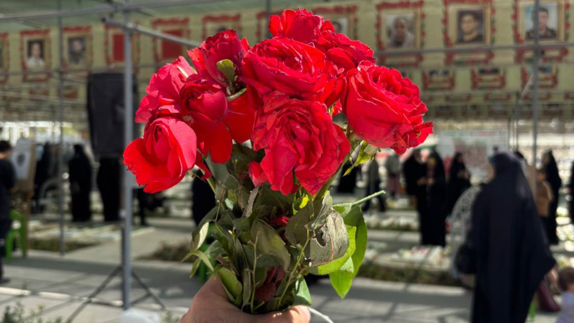 ادای احترام پرسنل بیمارستان شهدای هفتم تیر به مقام والای شهدا